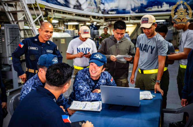 技术真香挡不住！菲日演习这一幕炸裂，日本军官用华为笔记本电脑！近期，日本海上自卫
