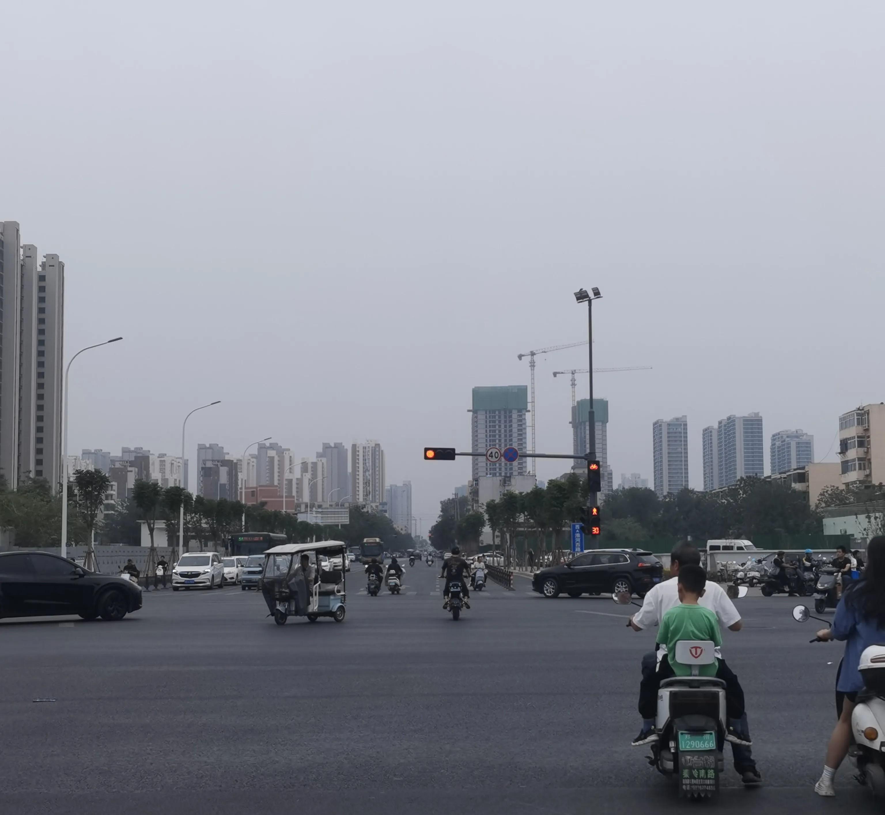 郑州交通乱象何时休？曾经，郑州的交通井然有序，车辆各行其道，遵守交通规则