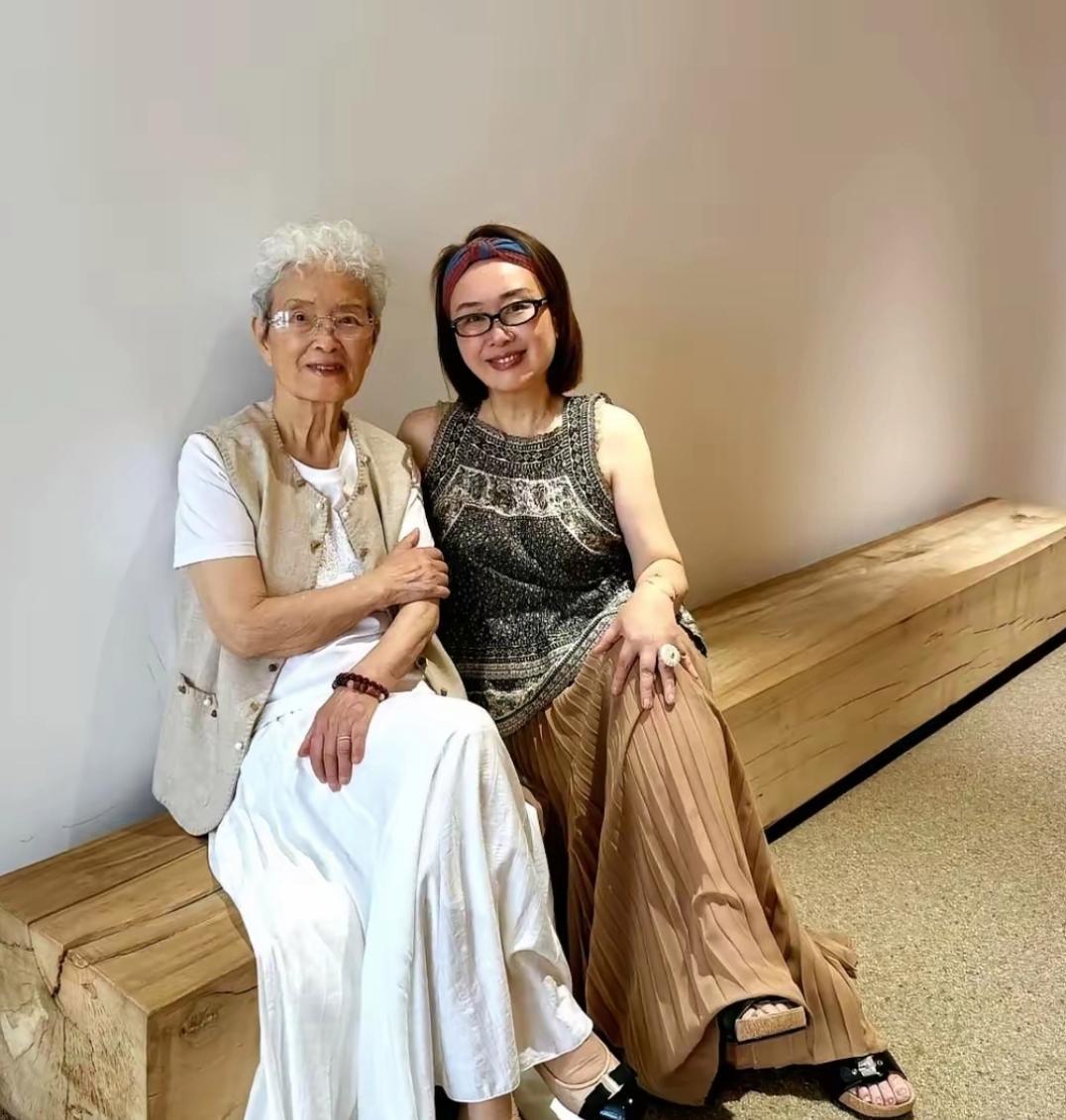 奶奶89岁了，依然优雅美丽。