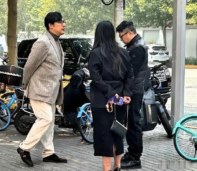 网友在北京街头偶遇李湘王岳伦，两人离婚后相处得好和谐，​​​