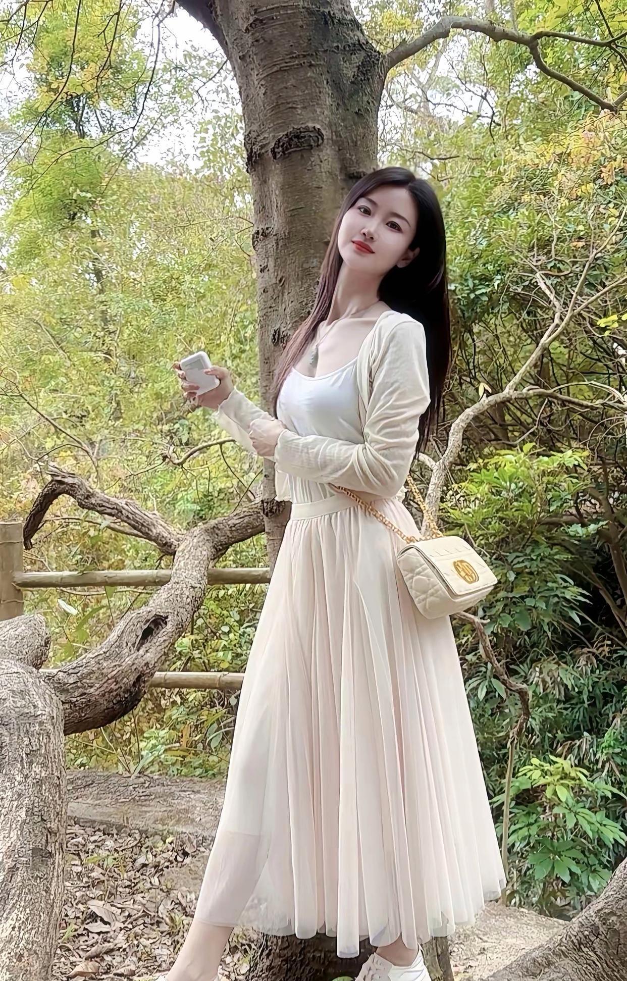 在公园的树下享受一杯咖啡的宁静时刻。