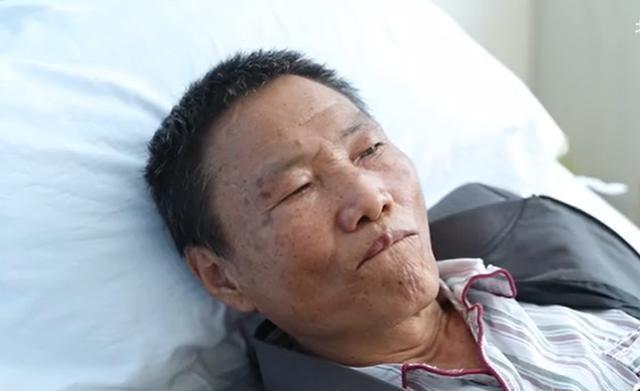 云南大理一老汉肝硬化，肝移植需要75万，然而，儿子却对女儿说：我们没有能力，放弃