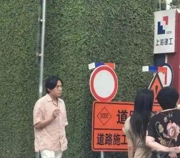 伊能静秦昊穿拖鞋去上海看房😂57岁伊能静、47岁秦昊，打扮随性，直接踩拖鞋看楼