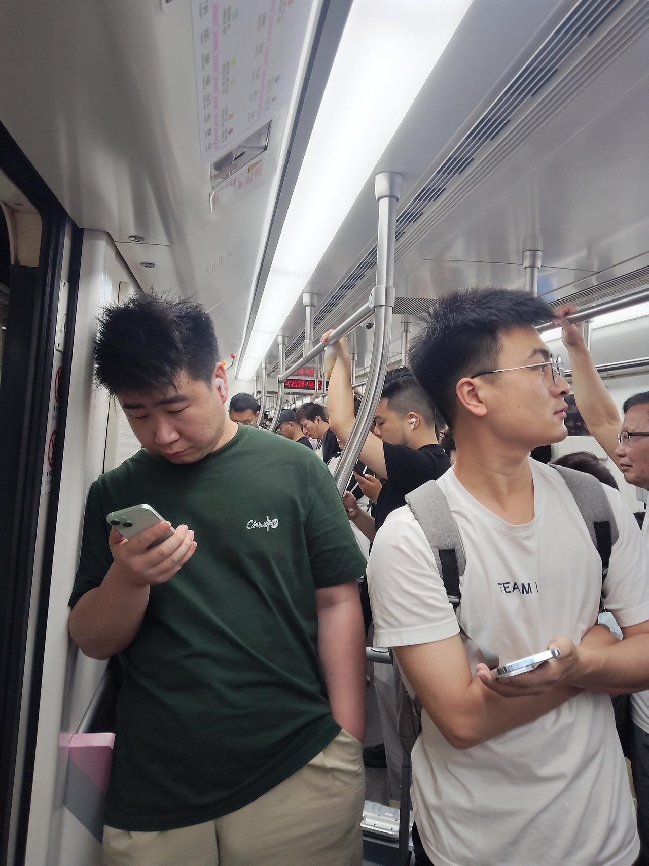 武汉二号线无论什么时段都是这么拥挤。我虽然坐二号线到武汉东站要近好多，但我