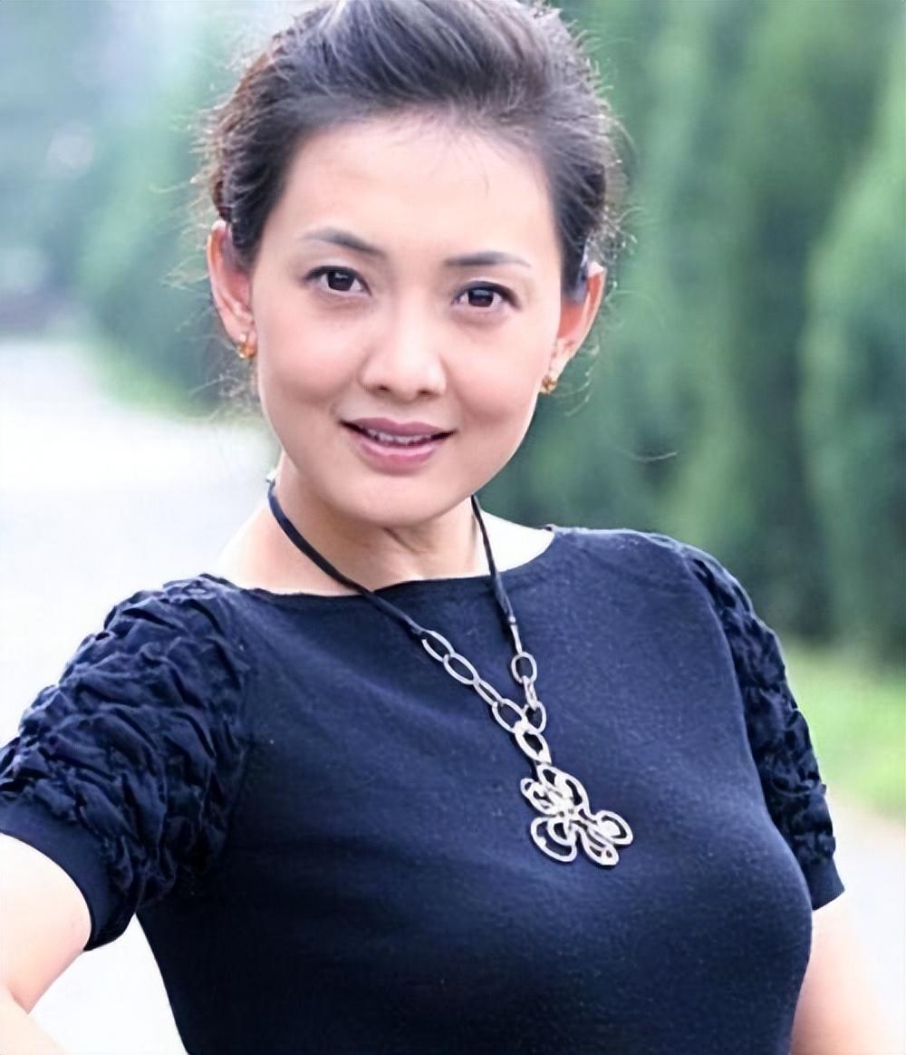 2007年，牛莉生下一女，在一次吵架的过程中，她怒气冲冲地问老公刘亚东：“你比我
