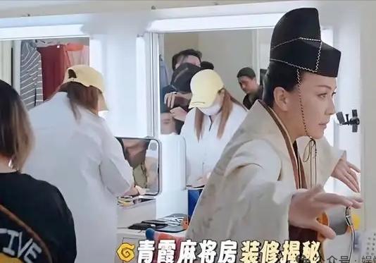 刘嘉玲说，她每次去林青霞家打牌，就感觉不“自在”。因为她家客厅里挂了林青霞演东方