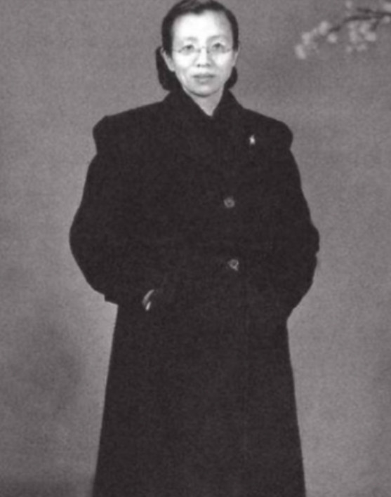 1949年南京解放后，南京总统府门口走来一位贵妇，她对哨兵说：我是陈修良，我要见