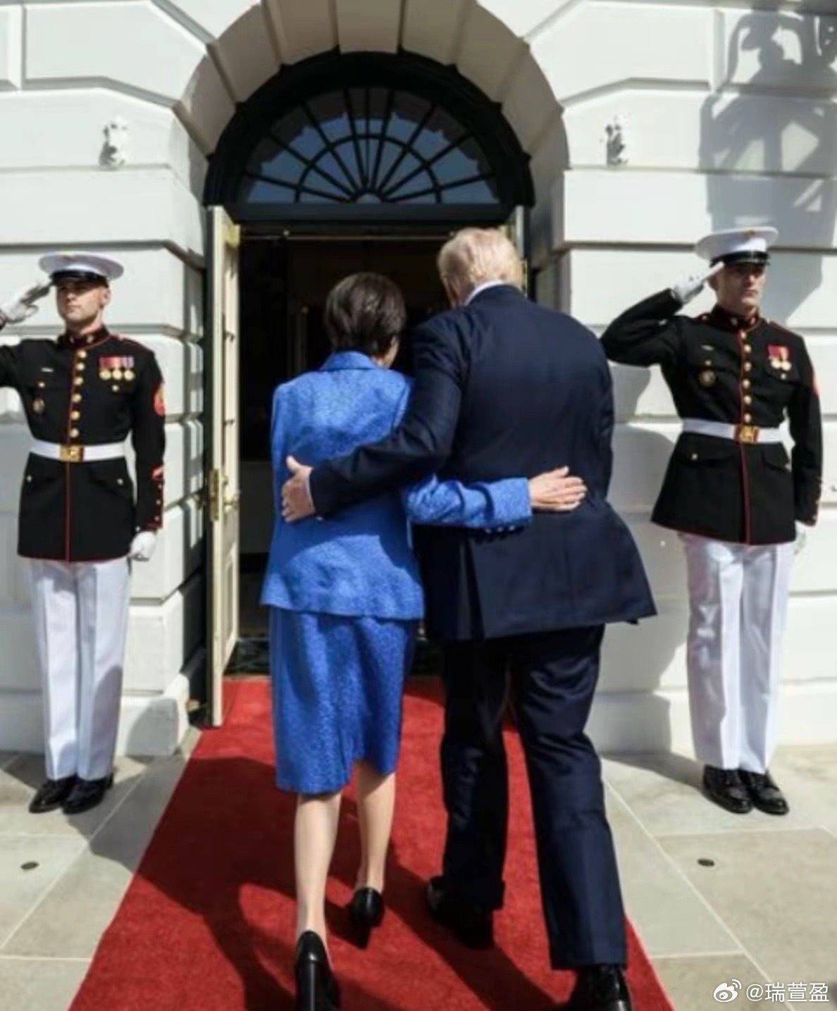 有日本网友感慨，本国领导人在外交场合神态外露、毫不掩饰情绪，让人觉得遗憾又不安。