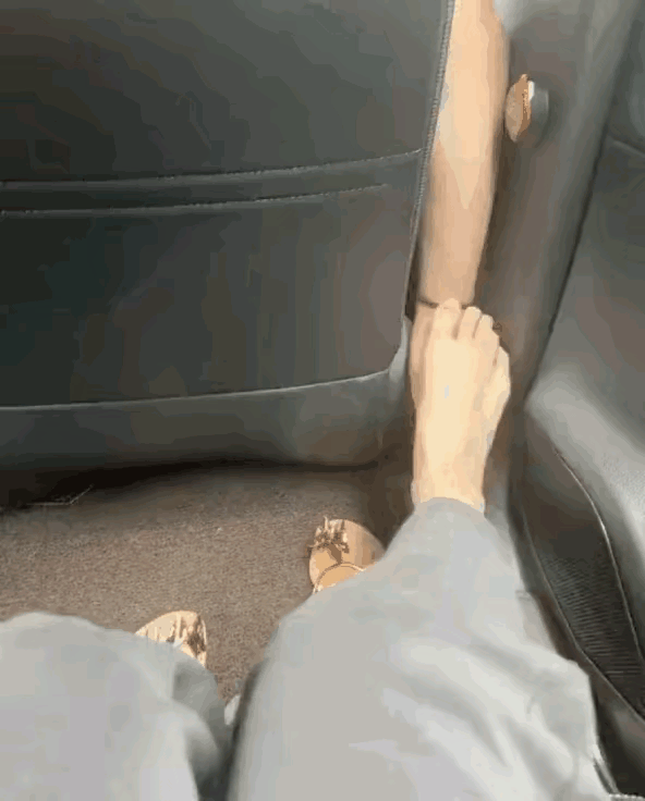 看着搞笑转发一下。宁可摸闺蜜的脚，也不摸老婆的手！（副骂驶是老婆，后排是闺蜜）