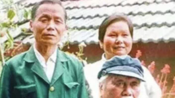 2008年，成龙的父亲在临终之际，向成龙爆出了一个大秘密：“其实，我们家祖上是一