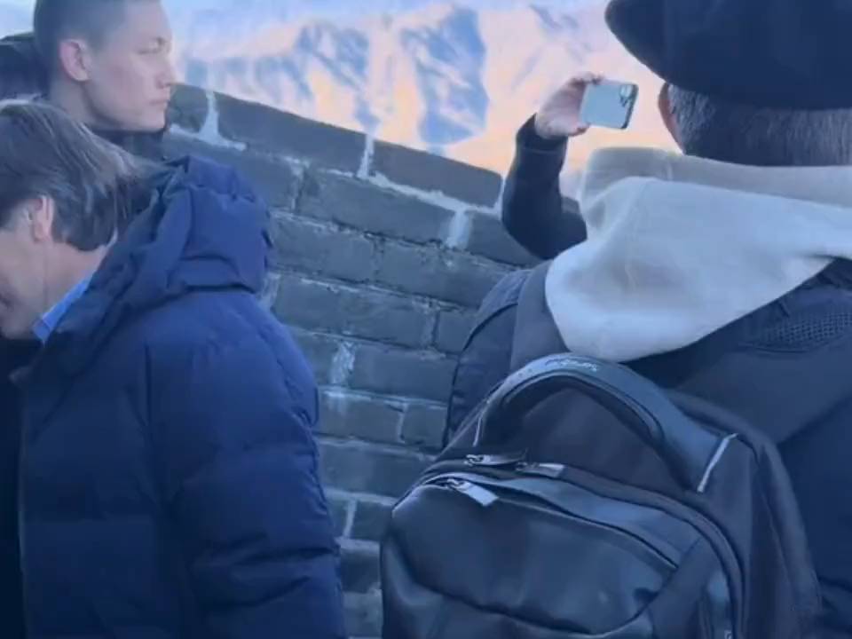 乌拉圭总统奥尔西访华亲民之旅：爬长城不清场，边喝热水边攀登