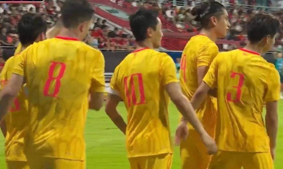 国青队和国少队带给球迷们的惊喜，一夜之间就让国足全给带走了！热身赛差点让亚洲三流