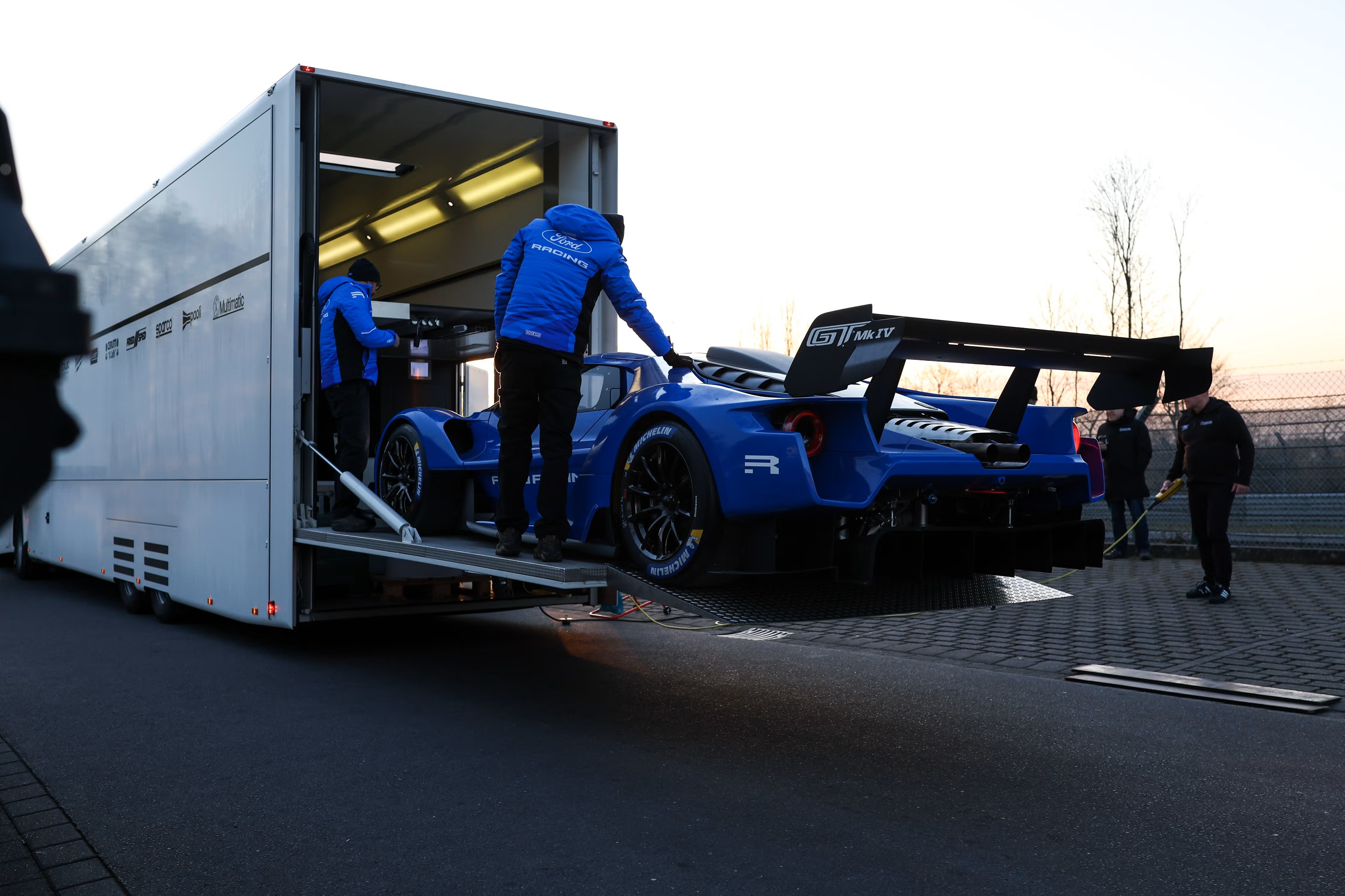 FordGTMkIV福特福特gt我非常喜欢福特GT这款车，福特的造车技术