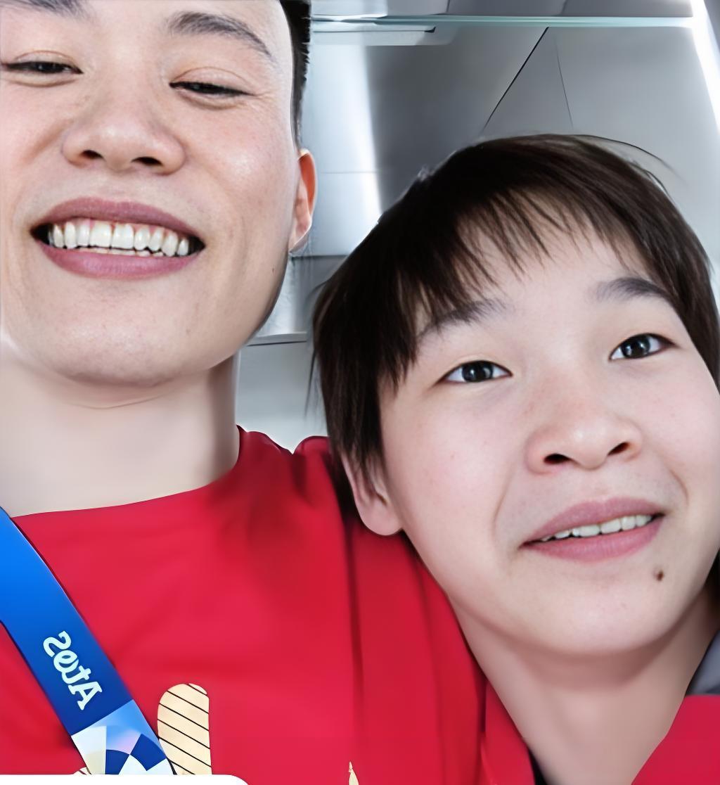 养伤求学的日子里，全红婵收获了属于自己的好“龟蜜”。两人一起逛吃分享日常，在训练