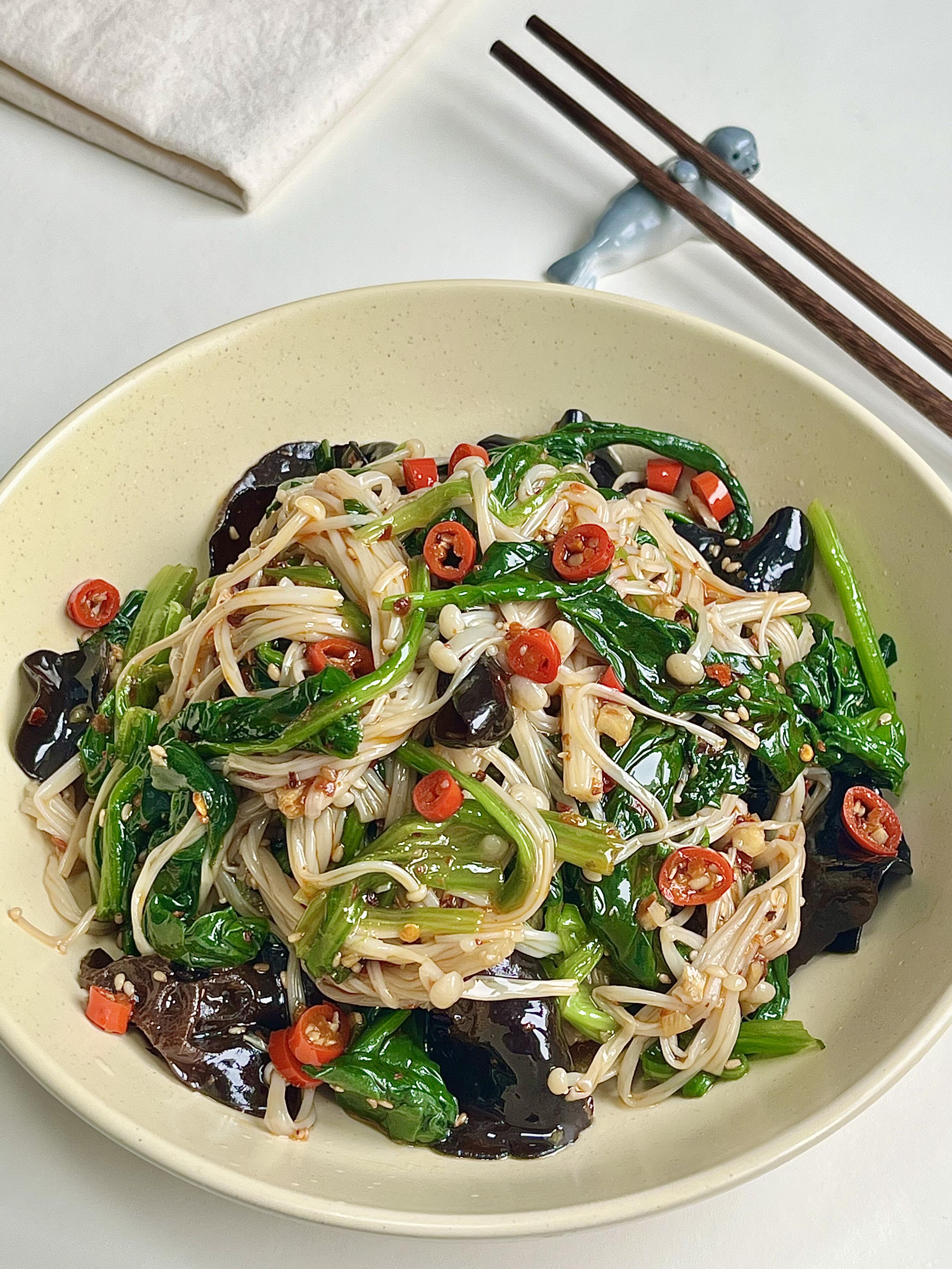 菠菜木耳拌金针菇，鲜脆清爽可口菠菜软嫩、金针菇顺滑、木耳爽脆，简单一拌就鲜香