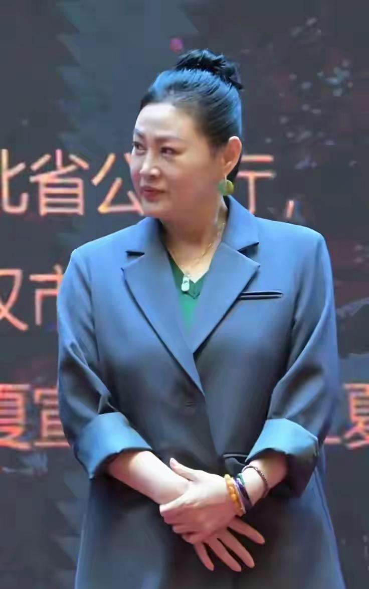 “潘金莲”扮演者王思懿，容貌大变，身材发福，已经胖得如同“王婆”的模样了。王思懿