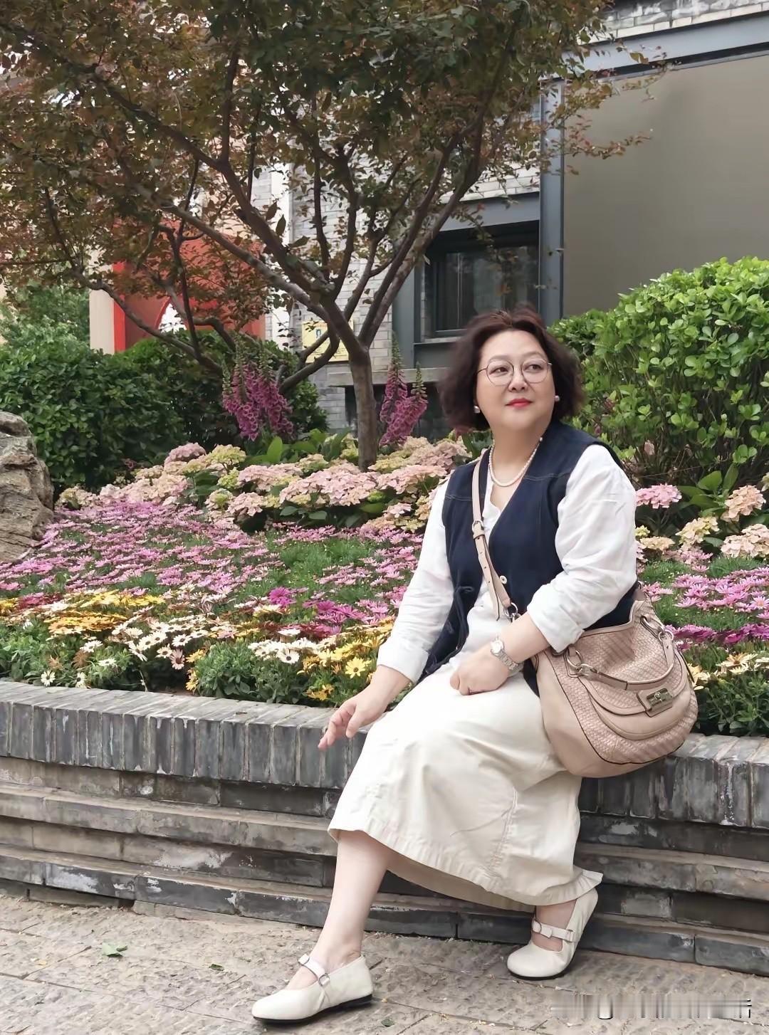 女人们记住了我们要去选男人重点不是看他长得帅不帅而是看他的财务系统收入情况