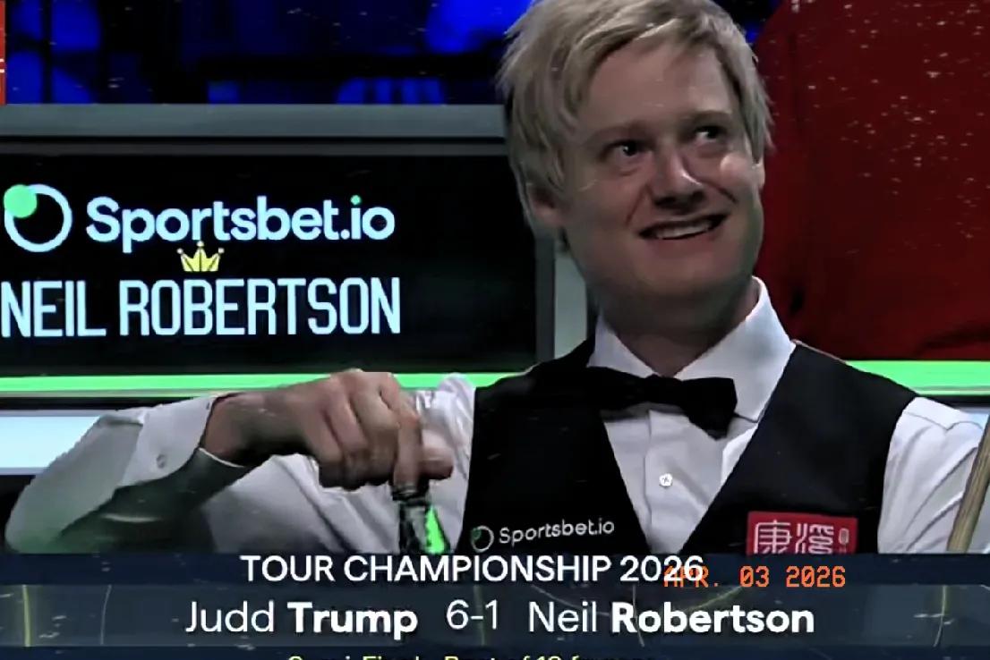 70-16，罗伯逊终于赢下一局，比分改写1-6落后。他高兴的忘形了，刚50-1