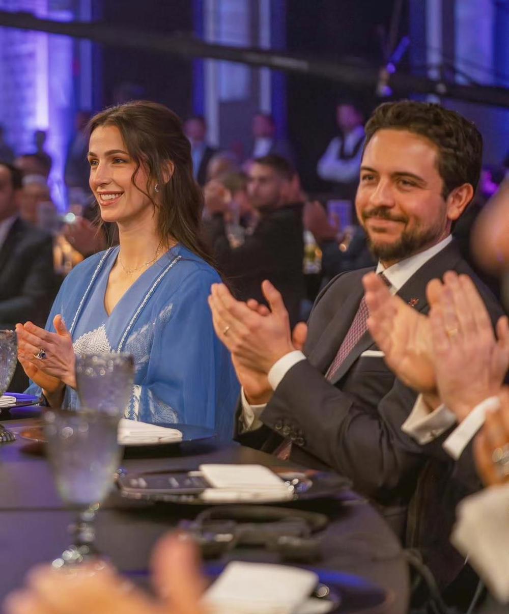 约旦王储妃拉瓦吉每次亮相都美得让人惊艳。这次她身着蓝色连衣裙和丈夫一同参加约旦足