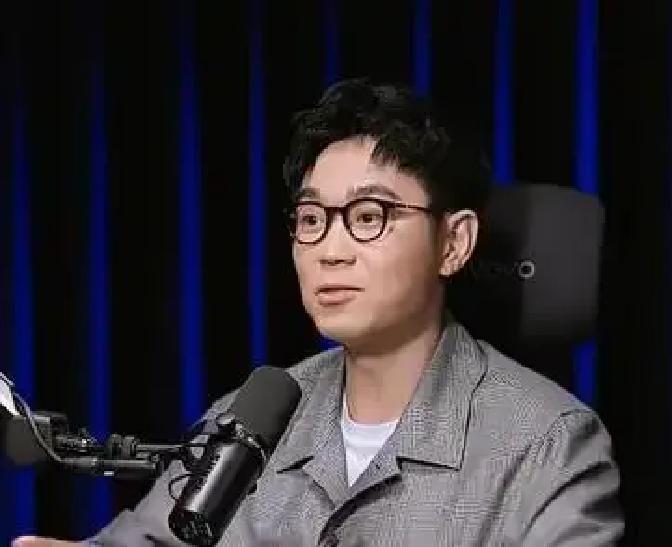 赵本山干过一件挺“傻”的事。大鹏还不是大鹏时，他直接塞了张卡，七位数，没合同，没