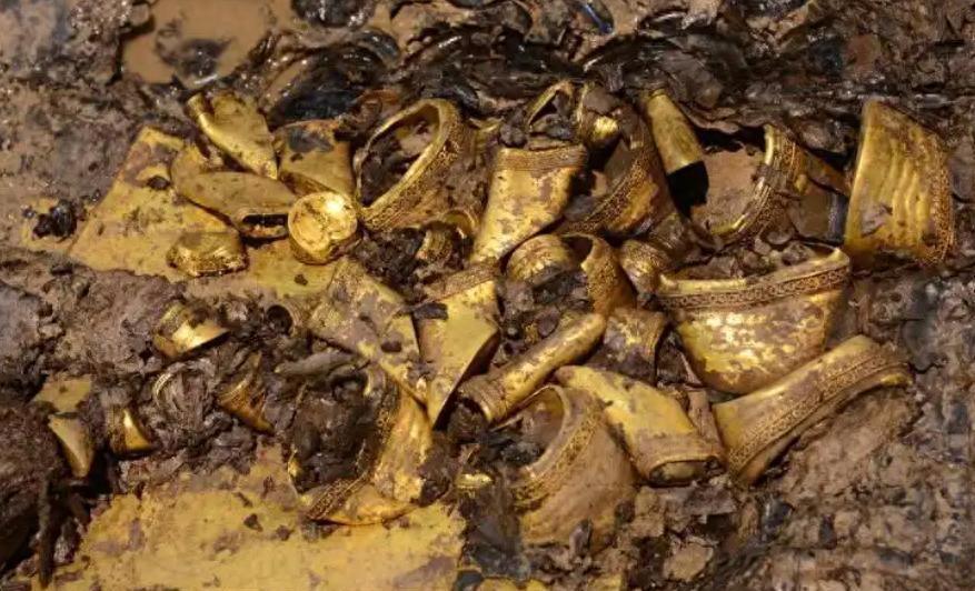 盗墓圈流传着一个隐秘规则：金银宝物可以随意带走，但有一种东西绝对不能碰，你知道是