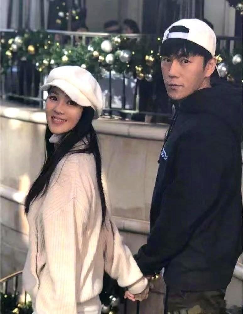 万万想不到，一个综艺，竟然成了秦昊的“婚姻辅导班”。镜头里，伊能静看到沙漠就惊