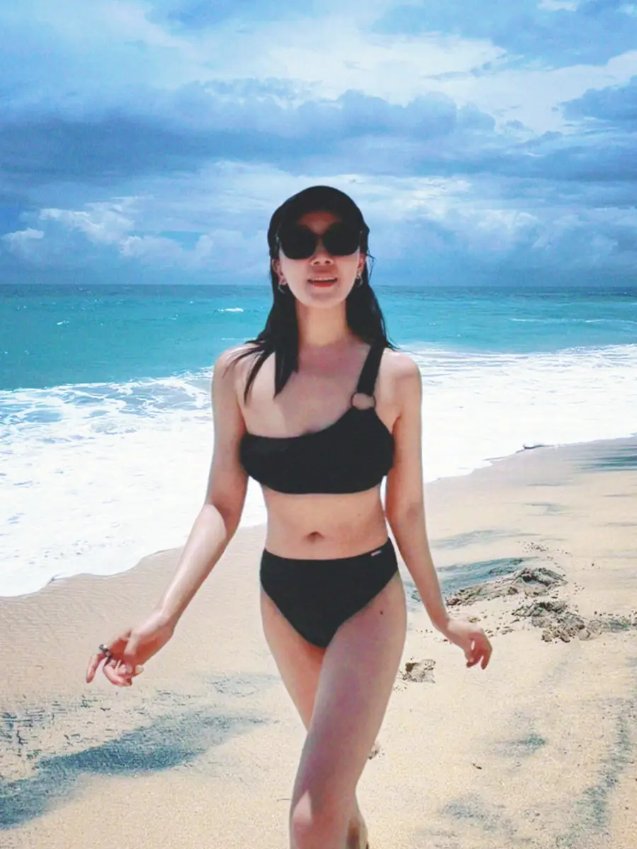 菅纫姿穿比基尼漫步沙滩自信明媚身姿舒展尽显热辣好身材