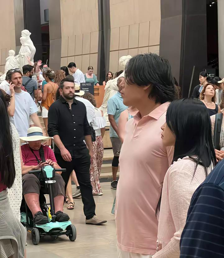 秦昊看着有点邋遢，这么长的头发不剪就算了，好像好多天没洗一样。是不是为了新角色