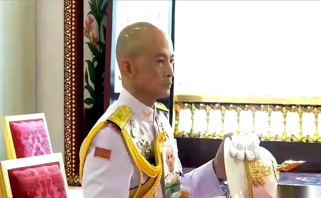 泰国那边传开了，说帕公主有个神秘舅舅要出来当王储。一句话就把人说蒙了。帕公主的