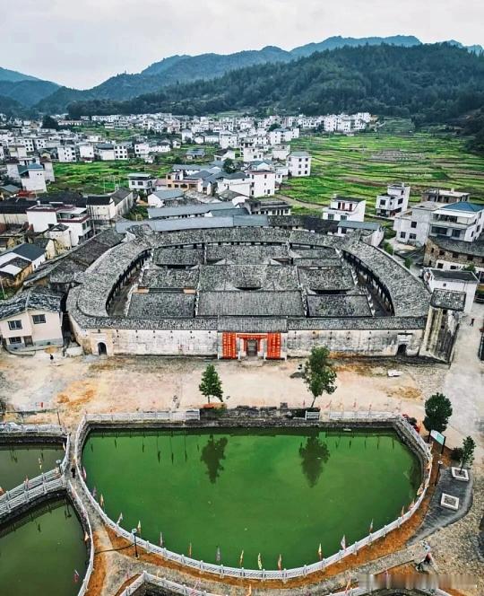 终于找到几乎没商业化的古镇！龙南杨村太治愈了✨370年客家围屋静静伫立，土墙天