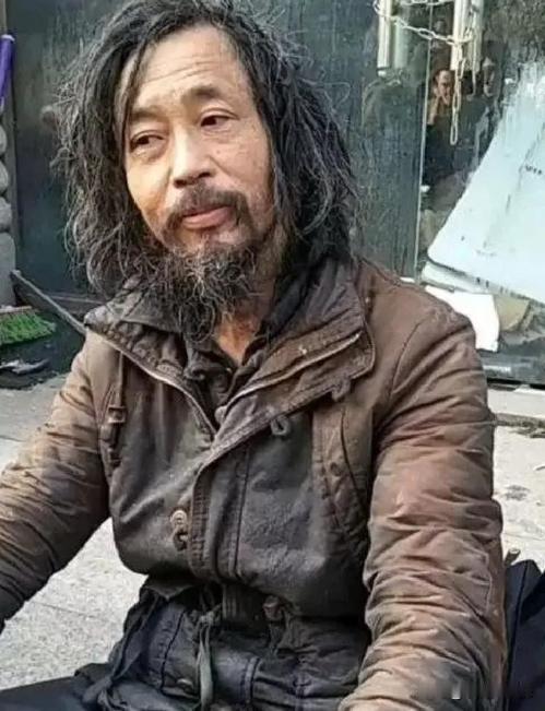 2019年，上海一个捡垃圾的流浪汉突然爆火，他虽然衣衫褴褛，却能熟读四书五经、对