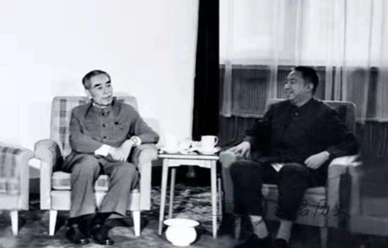 1975年8月16日，华国锋同志（右）到医院看望周恩来总理，两人进行了交谈并留影