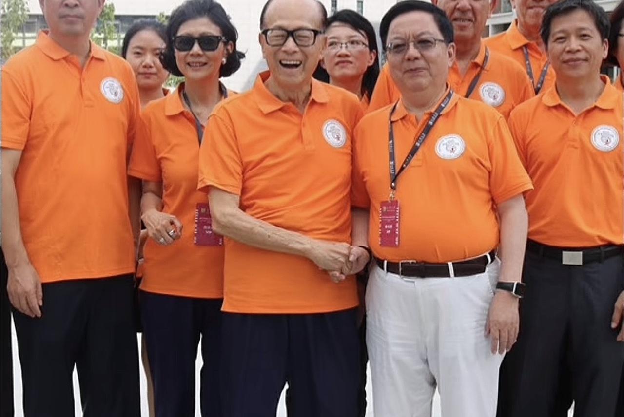 李嘉诚的房产虽然不是主业，但买他的房子至少不会烂尾，质量可靠，他也是唯一一个降价