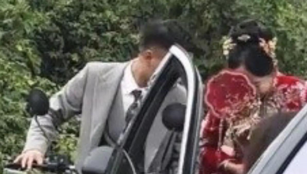 安徽广德的一对新人，接亲路上被朋友们拦车要烟，结果新郎准备的烟不够发，干脆拉着新