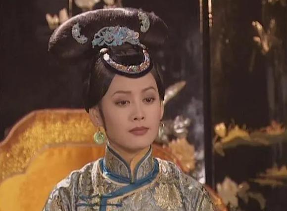 1688年，75岁的孝庄文皇后病逝。康熙趴在她身上痛哭，周围人都被祖孙情所感动。