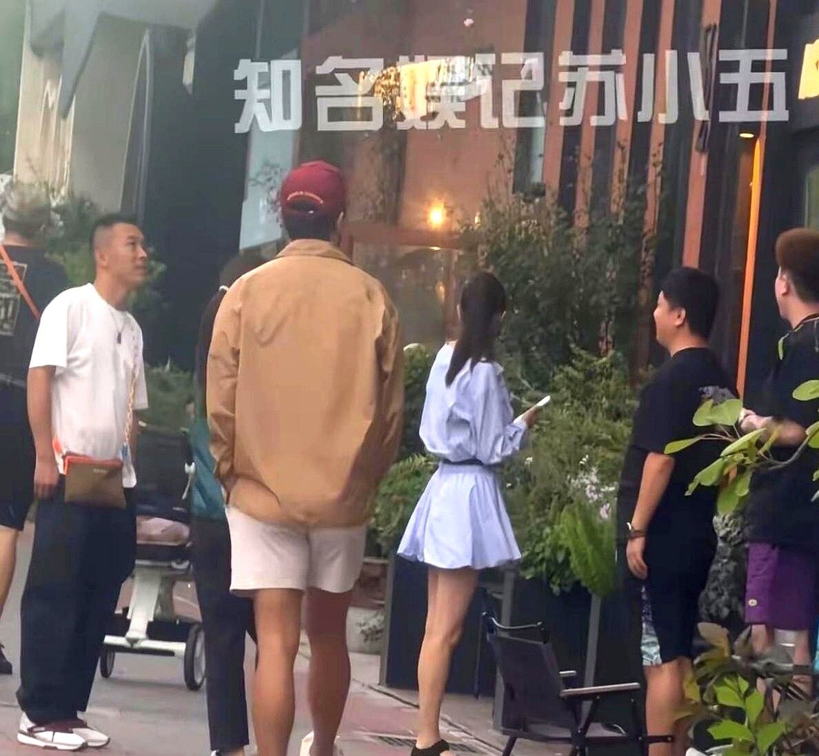 餐厅门口，佟丽娅和前夫陈思诚站着闲聊，两人脸上连一丝尴尬都找不出来。旁边孩子朵朵跑来跑去。没有黑脸，