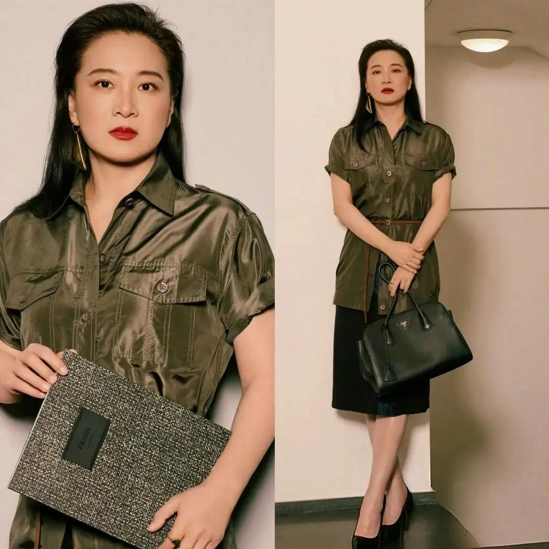 1月18日晚，Prada2026秋冬系列大秀，贾玲干练造型出席，眼神锐利，气场