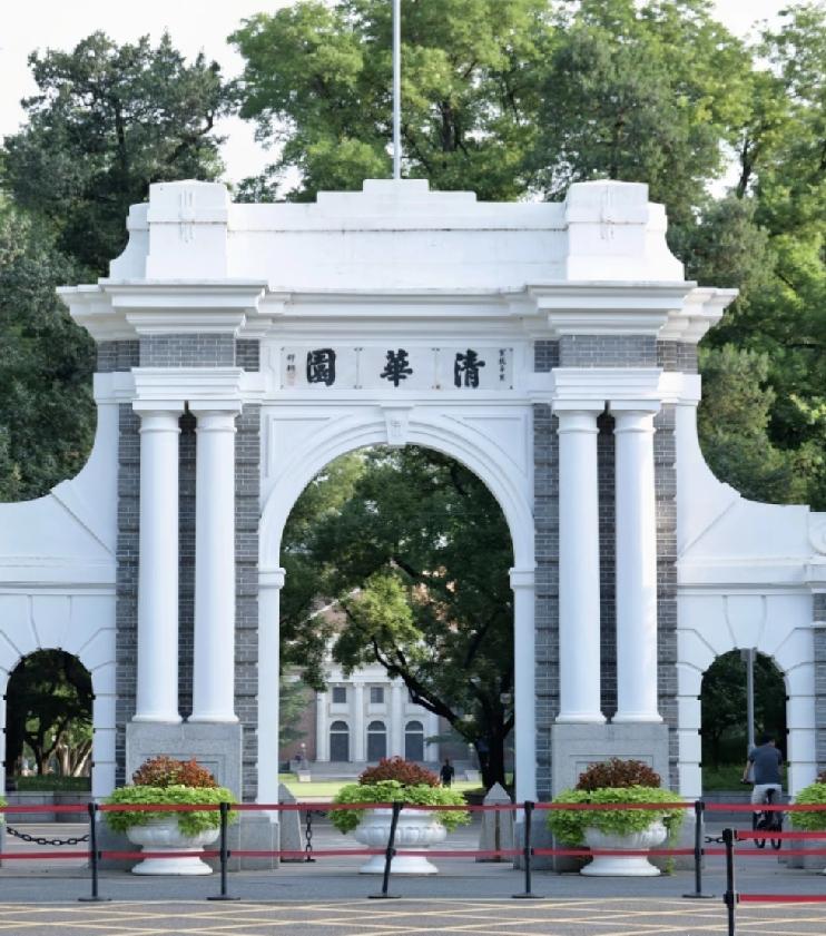 上了大学你才会明白：绩点2.0，刚好不挂科，大学能顺利毕业；绩点2.5，成绩