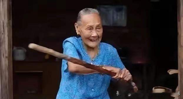 1939年，长沙会战，女兵银金花突围时被日军包围，眼看敌人一拨一拨靠近，她迅速举