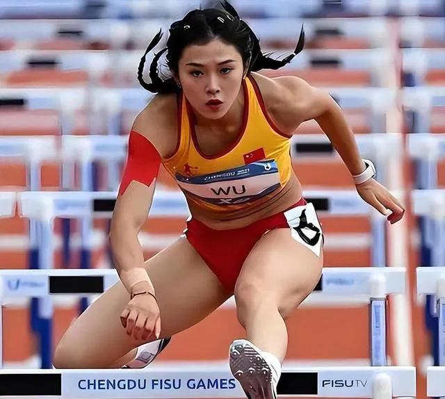 生气的把大湾鸡扔了[笑着哭]11月19日晚，全运会100米栏决赛，四川运动员吴艳