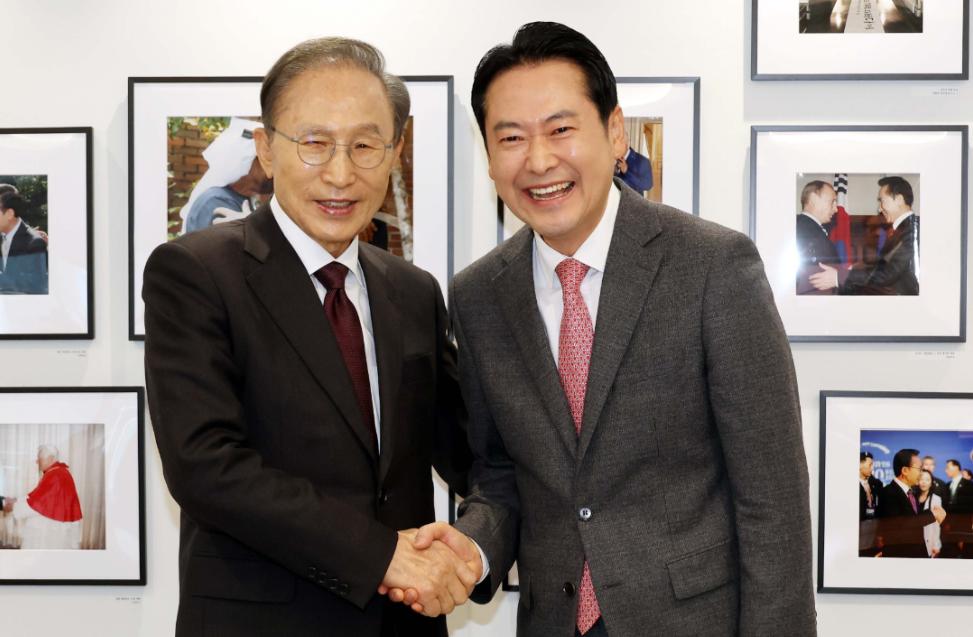 1月2日，在李在明访华之前，韩国前总统李明博突然露面，公然在背后搞小动作，这无疑