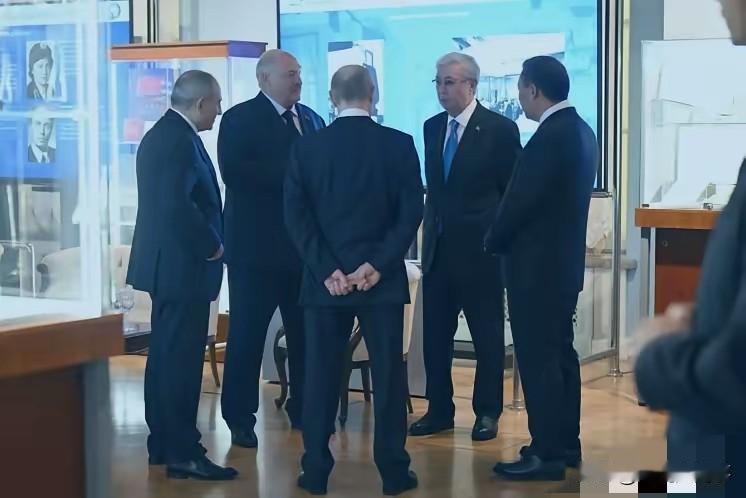 12月22日，普京背手而立，与刚从日本赶来的哈萨克斯坦总统、吉尔吉斯斯坦总统聊得