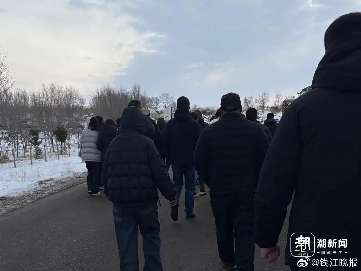 【#天未亮昭苏民众自发送别贺娇龙#】2026年1月16日，贺娇龙同志告别仪式在新