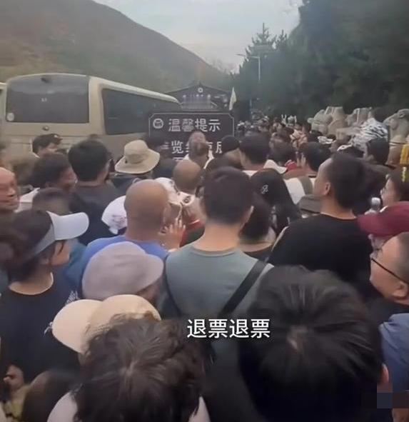 国庆景区“人挤人”：多地喊退票，限流预警扎堆来国庆假期，全国景区挤成“沙丁