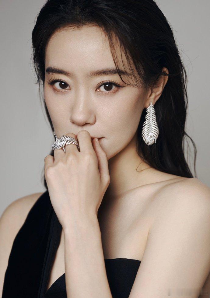 张小斐高级感张小斐现在真是越简单越好看，一条黑裙穿出力量感，评委身份压得住