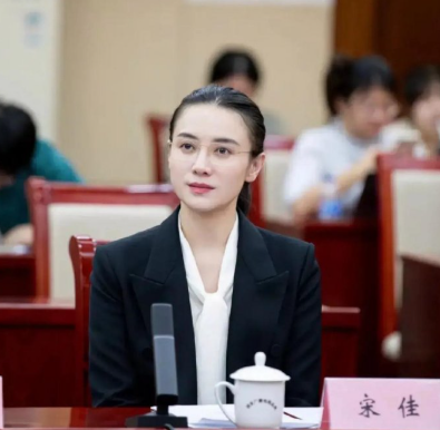 关晓彤的体制内打扮和宋佳一比，差距还是挺明显的​​​