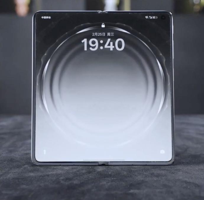 FindN6内屏展开的多角度视频来了。这么看，真的很平整。一点折痕都没有？