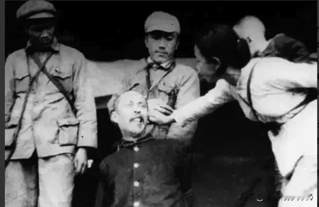 1949年，江西解放后，毛主席叫来陈正人，叮嘱道：“江西有个土匪，叫肖家璧，你回