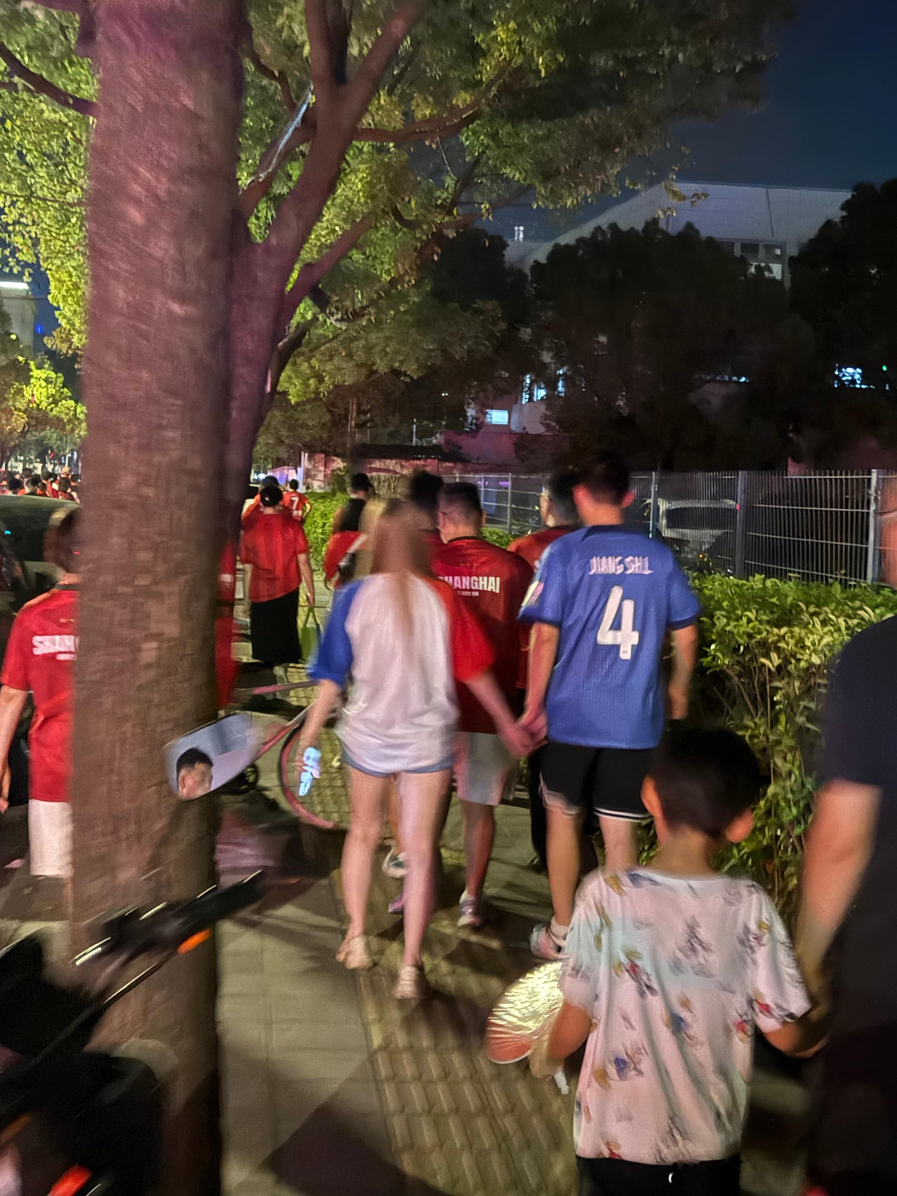 #上海警方回应申花球迷围堵小球迷#如果反过来，他们会怎么样？试想，如果穿着申花球员朱辰杰国家队球衣的