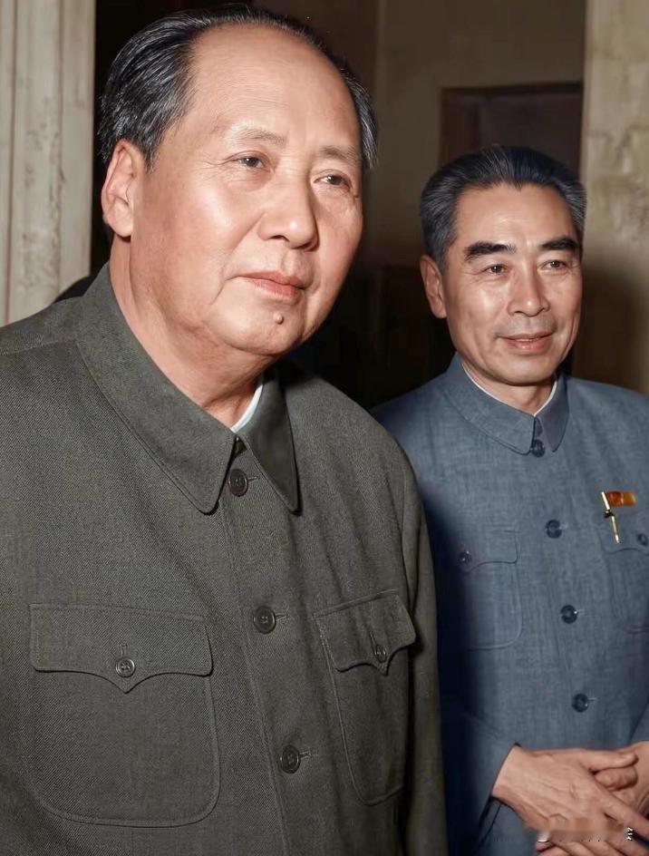 这是伟人毛主席和敬爱的周总理在一起的一张合影。两个人从革命同志到亲密战友一直到
